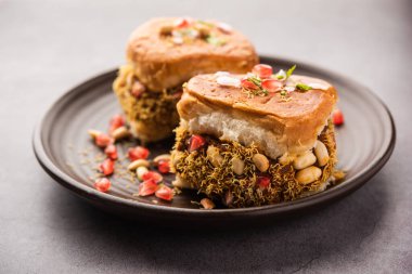 Dabeli, kutchi dabeli ya da çift roti, Hindistan 'ın Kutch ya da Kachchh bölgesinde yetişen popüler bir aperatiftir.