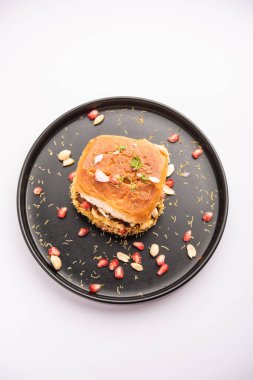Dabeli, kutchi dabeli ya da çift roti, Hindistan 'ın Kutch ya da Kachchh bölgesinde yetişen popüler bir aperatiftir.
