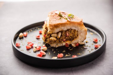 Dabeli, kutchi dabeli ya da çift roti, Hindistan 'ın Kutch ya da Kachchh bölgesinde yetişen popüler bir aperatiftir.