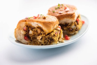Dabeli, kutchi dabeli ya da çift roti, Hindistan 'ın Kutch ya da Kachchh bölgesinde yetişen popüler bir aperatiftir.