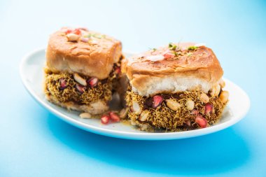 Dabeli, kutchi dabeli ya da çift roti, Hindistan 'ın Kutch ya da Kachchh bölgesinde yetişen popüler bir aperatiftir.