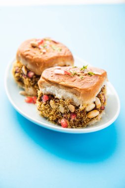 Dabeli, kutchi dabeli ya da çift roti, Hindistan 'ın Kutch ya da Kachchh bölgesinde yetişen popüler bir aperatiftir.