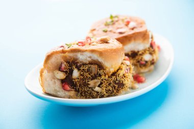 Dabeli, kutchi dabeli ya da çift roti, Hindistan 'ın Kutch ya da Kachchh bölgesinde yetişen popüler bir aperatiftir.