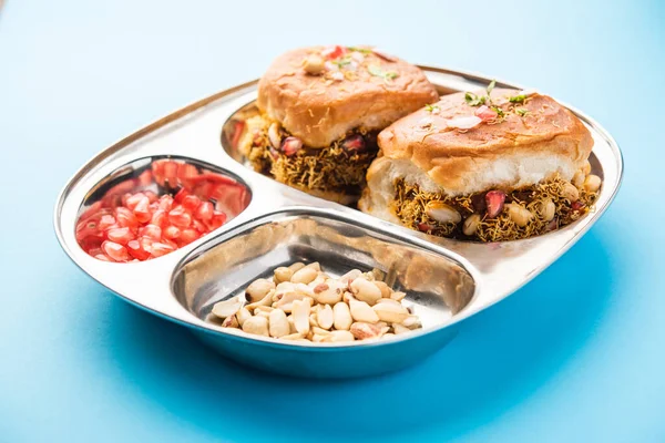 Dabeli, kutchi dabeli ya da çift roti, Hindistan 'ın Kutch ya da Kachchh bölgesinde yetişen popüler bir aperatiftir.