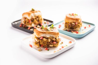 Dabeli, kutchi dabeli ya da çift roti, Hindistan 'ın Kutch ya da Kachchh bölgesinde yetişen popüler bir aperatiftir.