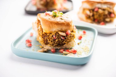 Dabeli, kutchi dabeli ya da çift roti, Hindistan 'ın Kutch ya da Kachchh bölgesinde yetişen popüler bir aperatiftir.