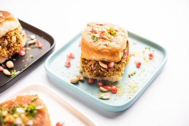 Dabeli, kutchi dabeli ya da çift roti, Hindistan 'ın Kutch ya da Kachchh bölgesinde yetişen popüler bir aperatiftir.