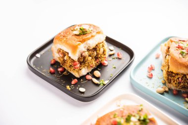 Dabeli, kutchi dabeli ya da çift roti, Hindistan 'ın Kutch ya da Kachchh bölgesinde yetişen popüler bir aperatiftir.