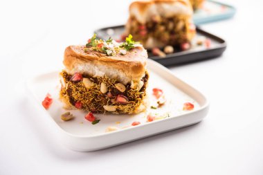 Dabeli, kutchi dabeli ya da çift roti, Hindistan 'ın Kutch ya da Kachchh bölgesinde yetişen popüler bir aperatiftir.