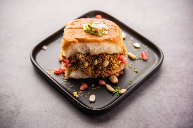 Dabeli, kutchi dabeli ya da çift roti, Hindistan 'ın Kutch ya da Kachchh bölgesinde yetişen popüler bir aperatiftir.