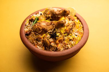 Dum Handi tavuğu Biryani, Haandi adında toprak ya da kil bir tencerede hazırlanır. Popüler Hint vejetaryen olmayan yemekleri