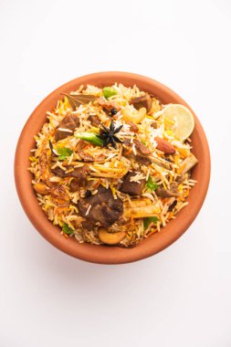 Dum Handi Mutton Biryani veya gosht pilavı, Haandi ya da 1 kilo büyüklüğünde toprak ya da kil tenceresinde hazırlanır. Popüler Hint vejetaryen olmayan yemekleri