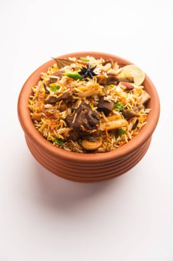 Dum Handi Mutton Biryani veya gosht pilavı, Haandi ya da 1 kilo büyüklüğünde toprak ya da kil tenceresinde hazırlanır. Popüler Hint vejetaryen olmayan yemekleri