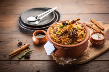 Dum Handi Mutton Biryani veya gosht pilavı, Haandi ya da 1 kilo büyüklüğünde toprak ya da kil tenceresinde hazırlanır. Popüler Hint vejetaryen olmayan yemekleri