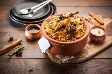 Dum Handi Mutton Biryani veya gosht pilavı, Haandi ya da 1 kilo büyüklüğünde toprak ya da kil tenceresinde hazırlanır. Popüler Hint vejetaryen olmayan yemekleri