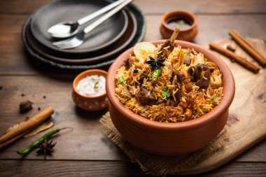 Dum Handi Mutton Biryani veya gosht pilavı, Haandi ya da 1 kilo büyüklüğünde toprak ya da kil tenceresinde hazırlanır. Popüler Hint vejetaryen olmayan yemekleri
