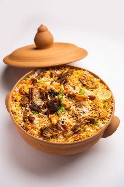 Dum Handi Mutton Biryani veya gosht pilavı, Haandi ya da 1 kilo büyüklüğünde toprak ya da kil tenceresinde hazırlanır. Popüler Hint vejetaryen olmayan yemekleri
