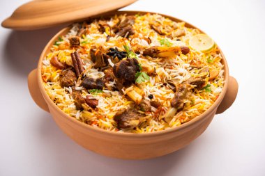 Dum Handi Mutton Biryani veya gosht pilavı, Haandi ya da 1 kilo büyüklüğünde toprak ya da kil tenceresinde hazırlanır. Popüler Hint vejetaryen olmayan yemekleri