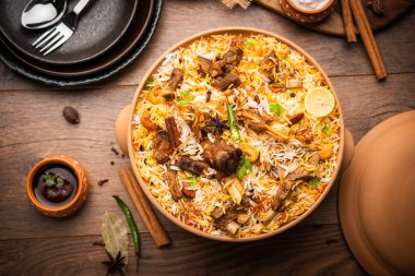 Dum Handi Mutton Biryani veya gosht pilavı, Haandi ya da 1 kilo büyüklüğünde toprak ya da kil tenceresinde hazırlanır. Popüler Hint vejetaryen olmayan yemekleri