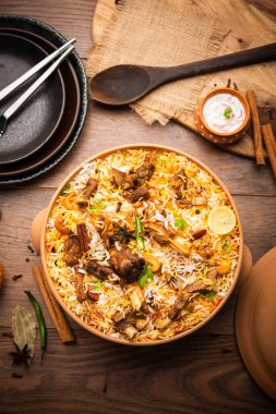 Dum Handi Mutton Biryani veya gosht pilavı, Haandi ya da 1 kilo büyüklüğünde toprak ya da kil tenceresinde hazırlanır. Popüler Hint vejetaryen olmayan yemekleri