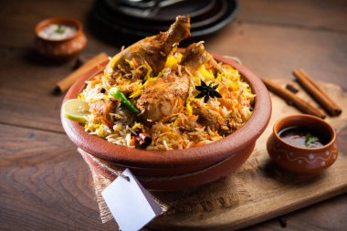Dum Handi tavuğu Biryani, Haandi adında toprak ya da kil bir tencerede hazırlanır. Popüler Hint vejetaryen olmayan yemekleri