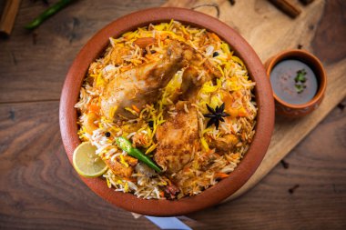 Dum Handi tavuğu Biryani, Haandi adında toprak ya da kil bir tencerede hazırlanır. Popüler Hint vejetaryen olmayan yemekleri