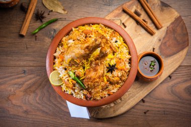 Dum Handi tavuğu Biryani, Haandi adında toprak ya da kil bir tencerede hazırlanır. Popüler Hint vejetaryen olmayan yemekleri