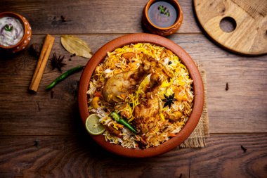 Dum Handi tavuğu Biryani, Haandi adında toprak ya da kil bir tencerede hazırlanır. Popüler Hint vejetaryen olmayan yemekleri