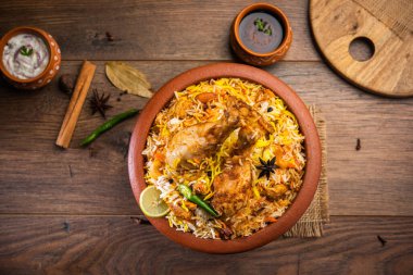 Dum Handi tavuğu Biryani, Haandi adında toprak ya da kil bir tencerede hazırlanır. Popüler Hint vejetaryen olmayan yemekleri