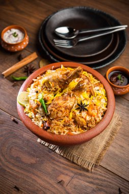 Dum Handi tavuğu Biryani, Haandi adında toprak ya da kil bir tencerede hazırlanır. Popüler Hint vejetaryen olmayan yemekleri