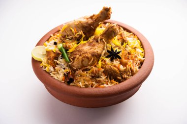 Dum Handi tavuğu Biryani, Haandi adında toprak ya da kil bir tencerede hazırlanır. Popüler Hint vejetaryen olmayan yemekleri