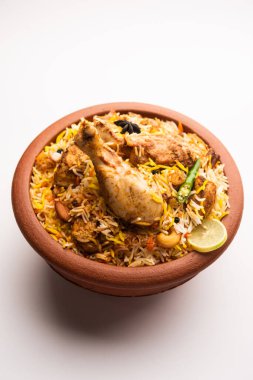 Dum Handi tavuğu Biryani, Haandi adında toprak ya da kil bir tencerede hazırlanır. Popüler Hint vejetaryen olmayan yemekleri