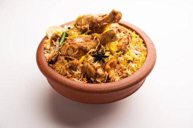 Dum Handi tavuğu Biryani, Haandi adında toprak ya da kil bir tencerede hazırlanır. Popüler Hint vejetaryen olmayan yemekleri