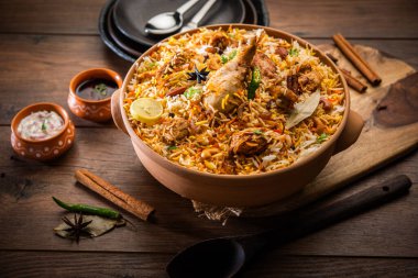 Dum Handi tavuğu Biryani, Haandi adında toprak ya da kil bir tencerede hazırlanır. Popüler Hint vejetaryen olmayan yemekleri