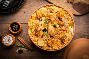 Dum Handi tavuğu Biryani, Haandi adında toprak ya da kil bir tencerede hazırlanır. Popüler Hint vejetaryen olmayan yemekleri