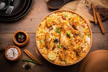 Dum Handi tavuğu Biryani, Haandi adında toprak ya da kil bir tencerede hazırlanır. Popüler Hint vejetaryen olmayan yemekleri