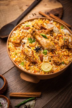 Dum Handi tavuğu Biryani, Haandi adında toprak ya da kil bir tencerede hazırlanır. Popüler Hint vejetaryen olmayan yemekleri