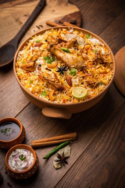 Dum Handi tavuğu Biryani, Haandi adında toprak ya da kil bir tencerede hazırlanır. Popüler Hint vejetaryen olmayan yemekleri