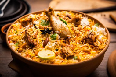 Dum Handi tavuğu Biryani, Haandi adında toprak ya da kil bir tencerede hazırlanır. Popüler Hint vejetaryen olmayan yemekleri