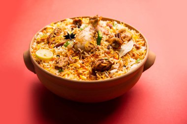 Dum Handi tavuğu Biryani, Haandi adında toprak ya da kil bir tencerede hazırlanır. Popüler Hint vejetaryen olmayan yemekleri