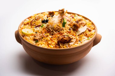 Dum Handi tavuğu Biryani, Haandi adında toprak ya da kil bir tencerede hazırlanır. Popüler Hint vejetaryen olmayan yemekleri