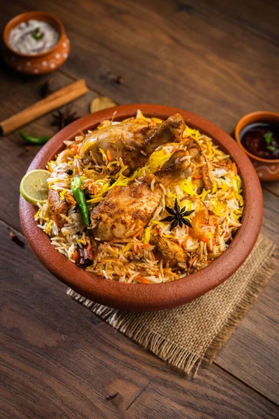 Dum Handi tavuğu Biryani, Haandi adında toprak ya da kil bir tencerede hazırlanır. Popüler Hint vejetaryen olmayan yemekleri
