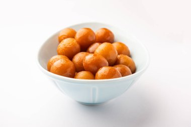 Gulab Jamun Hindistan 'da popüler süt bazlı tatlı hamur tatlısı Diwali, bayram, hatta düğün partileri gibi festivallerde Pakistanlı.