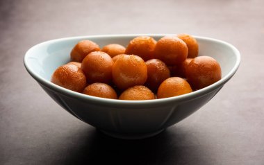 Gulab Jamun Hindistan 'da popüler süt bazlı tatlı hamur tatlısı Diwali, bayram, hatta düğün partileri gibi festivallerde Pakistanlı.