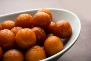 Gulab Jamun Hindistan 'da popüler süt bazlı tatlı hamur tatlısı Diwali, bayram, hatta düğün partileri gibi festivallerde Pakistanlı.
