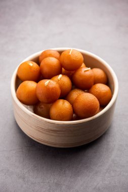 Gulab Jamun Hindistan 'da popüler süt bazlı tatlı hamur tatlısı Diwali, bayram, hatta düğün partileri gibi festivallerde Pakistanlı.