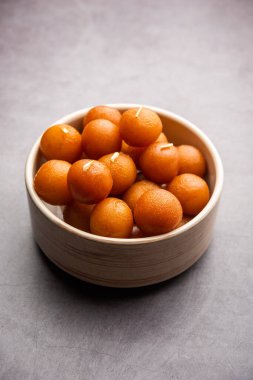 Gulab Jamun Hindistan 'da popüler süt bazlı tatlı hamur tatlısı Diwali, bayram, hatta düğün partileri gibi festivallerde Pakistanlı.
