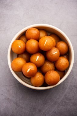 Gulab Jamun Hindistan 'da popüler süt bazlı tatlı hamur tatlısı Diwali, bayram, hatta düğün partileri gibi festivallerde Pakistanlı.