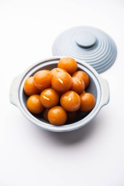 Gulab Jamun Hindistan 'da popüler süt bazlı tatlı hamur tatlısı Diwali, bayram, hatta düğün partileri gibi festivallerde Pakistanlı.