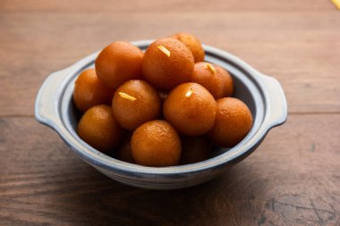 Gulab Jamun Hindistan 'da popüler süt bazlı tatlı hamur tatlısı Diwali, bayram, hatta düğün partileri gibi festivallerde Pakistanlı.